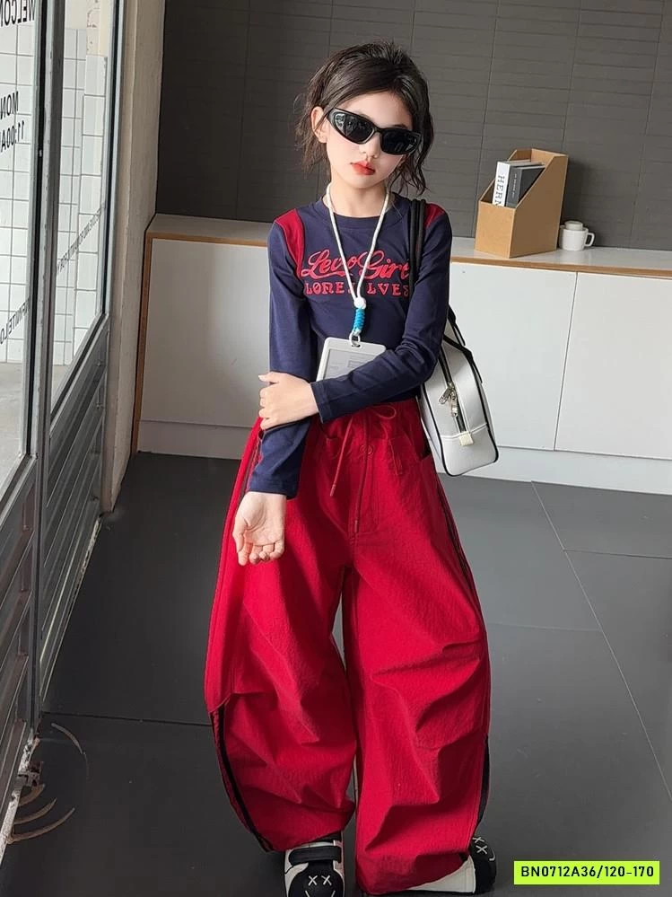 CROPTOP IN CHỮ MIX JOGGER GIÓ SỌC BÊN