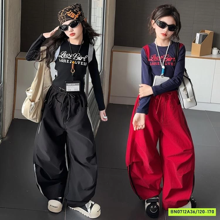 CROPTOP IN CHỮ MIX JOGGER GIÓ SỌC BÊN