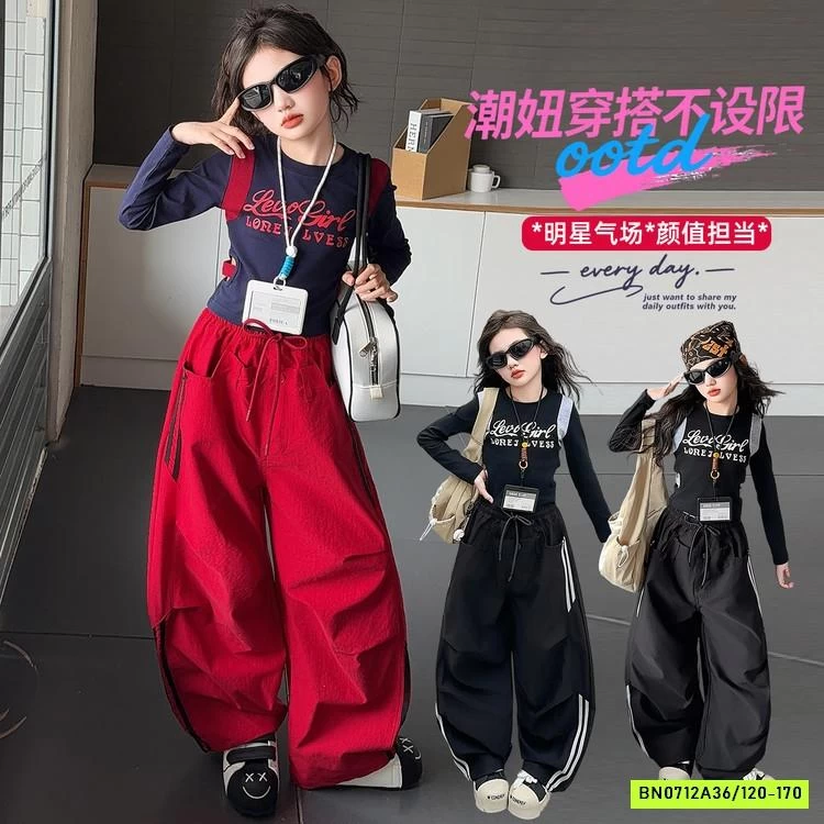 CROPTOP IN CHỮ MIX JOGGER GIÓ SỌC BÊN