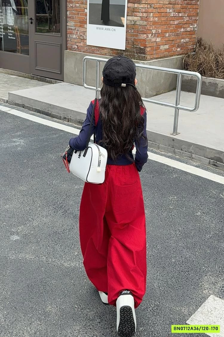 CROPTOP IN CHỮ MIX JOGGER GIÓ SỌC BÊN