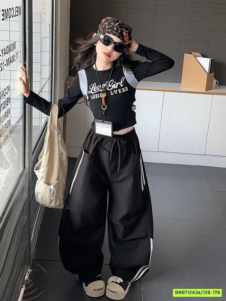 CROPTOP IN CHỮ MIX JOGGER GIÓ SỌC BÊN