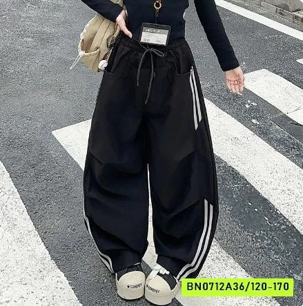 CROPTOP IN CHỮ MIX JOGGER GIÓ SỌC BÊN