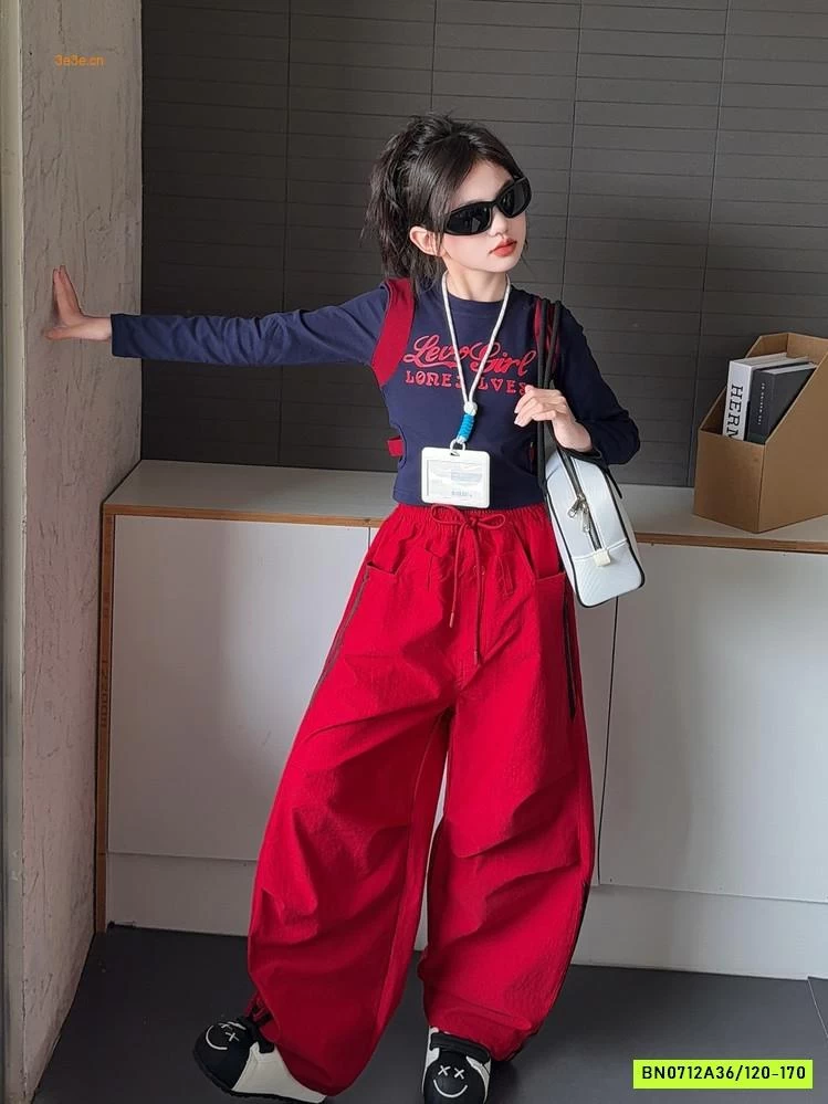 CROPTOP IN CHỮ MIX JOGGER GIÓ SỌC BÊN