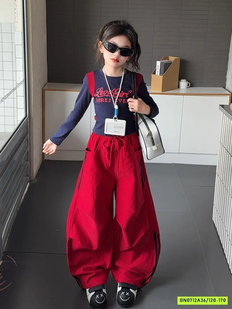 CROPTOP IN CHỮ MIX JOGGER GIÓ SỌC BÊN