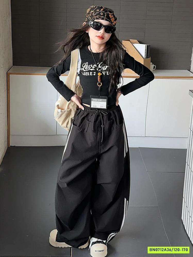 CROPTOP IN CHỮ MIX JOGGER GIÓ SỌC BÊN
