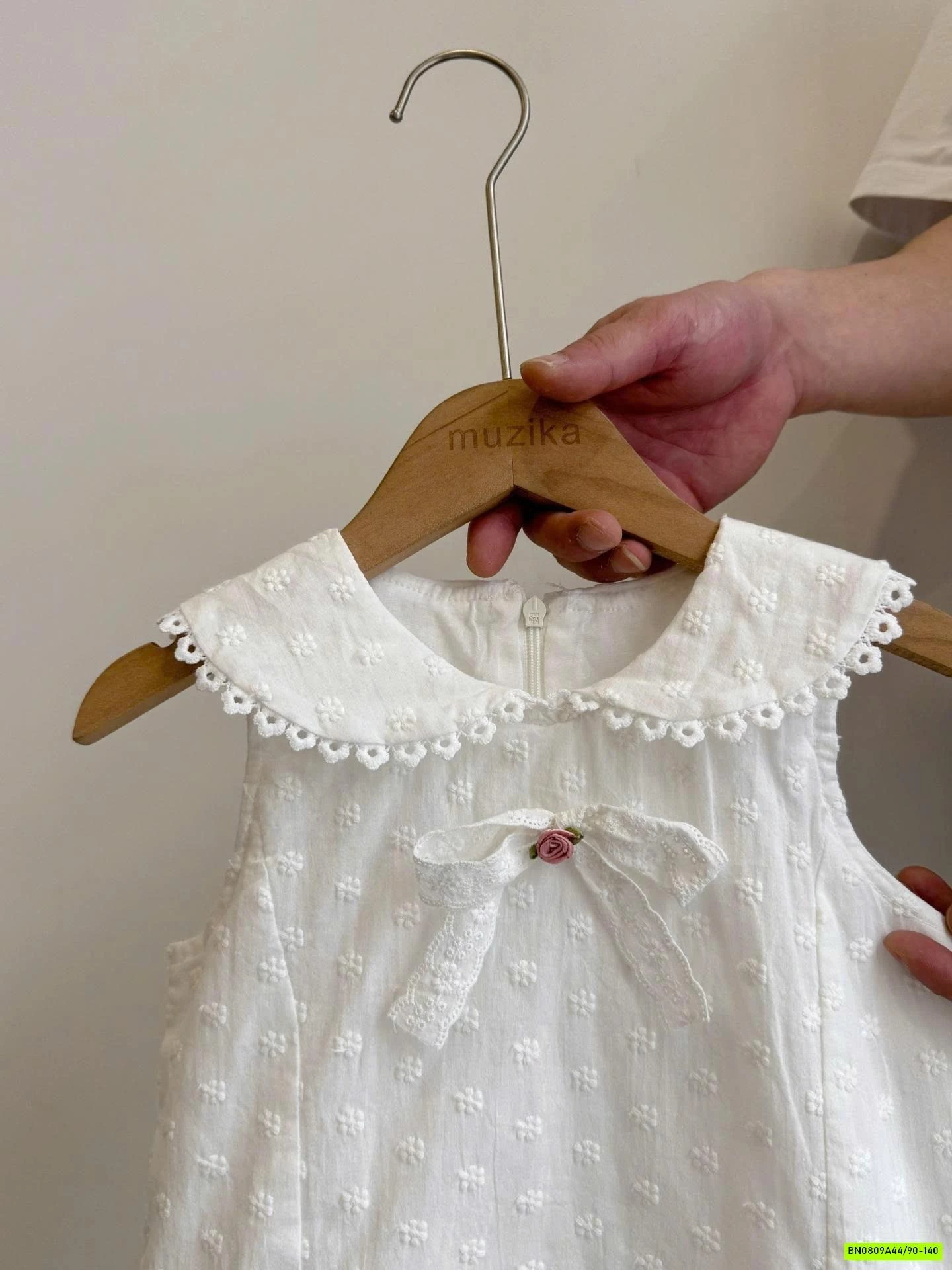 ĐẦM BÍ CỔ SEN THÊU NỔI