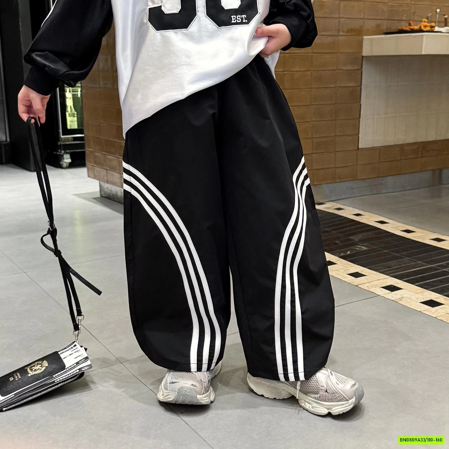 QUẦN GIÓ 3 SỌC BÉ TRAI