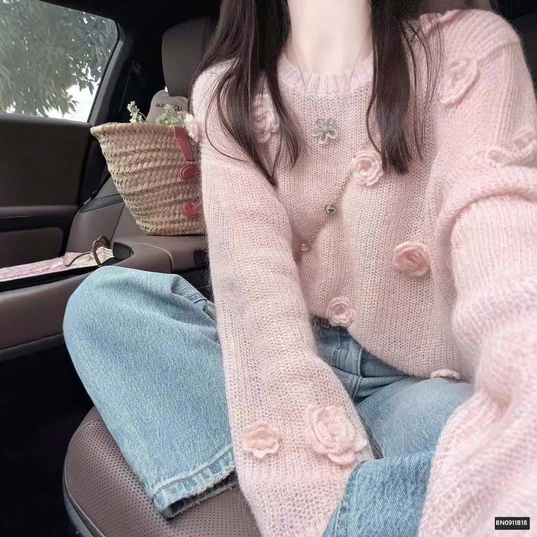 ÁO LEN ĐAN HỒNG GẮN HOA 3D