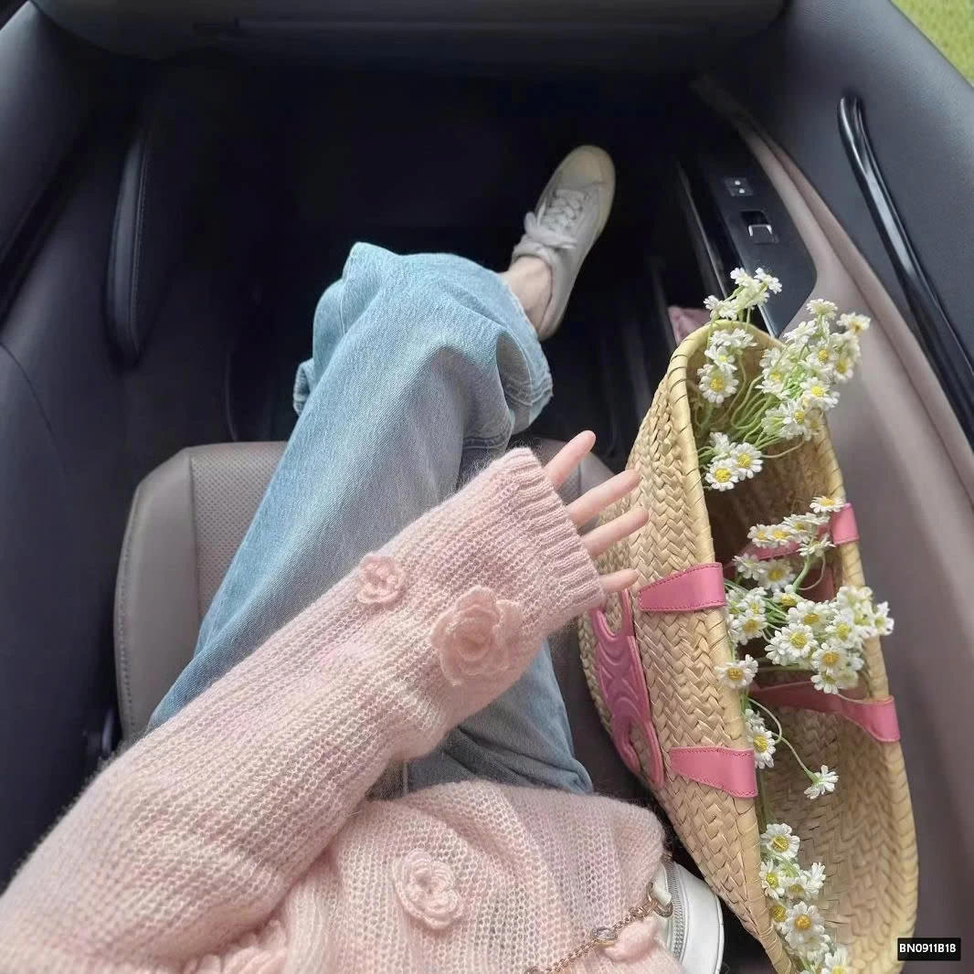 ÁO LEN ĐAN HỒNG GẮN HOA 3D