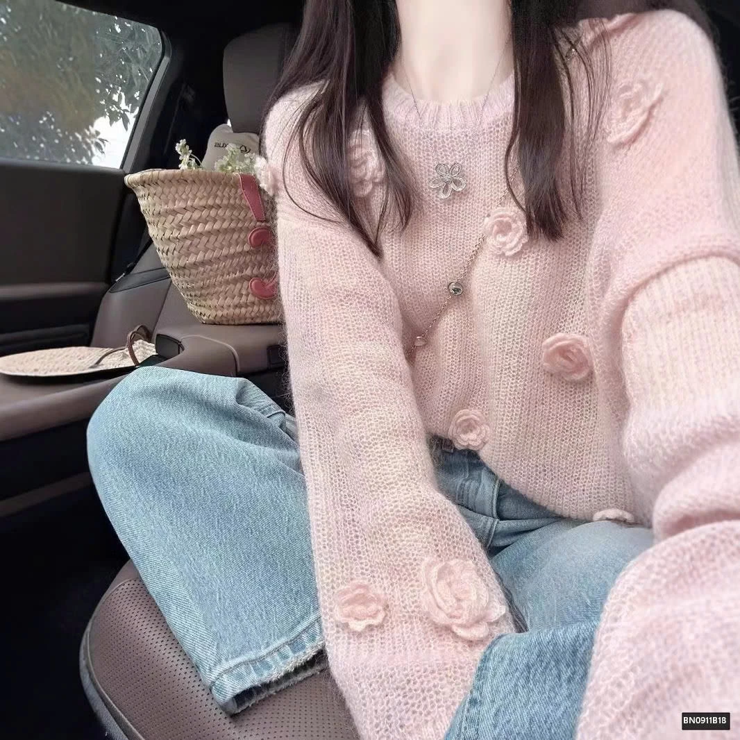 ÁO LEN ĐAN HỒNG GẮN HOA 3D