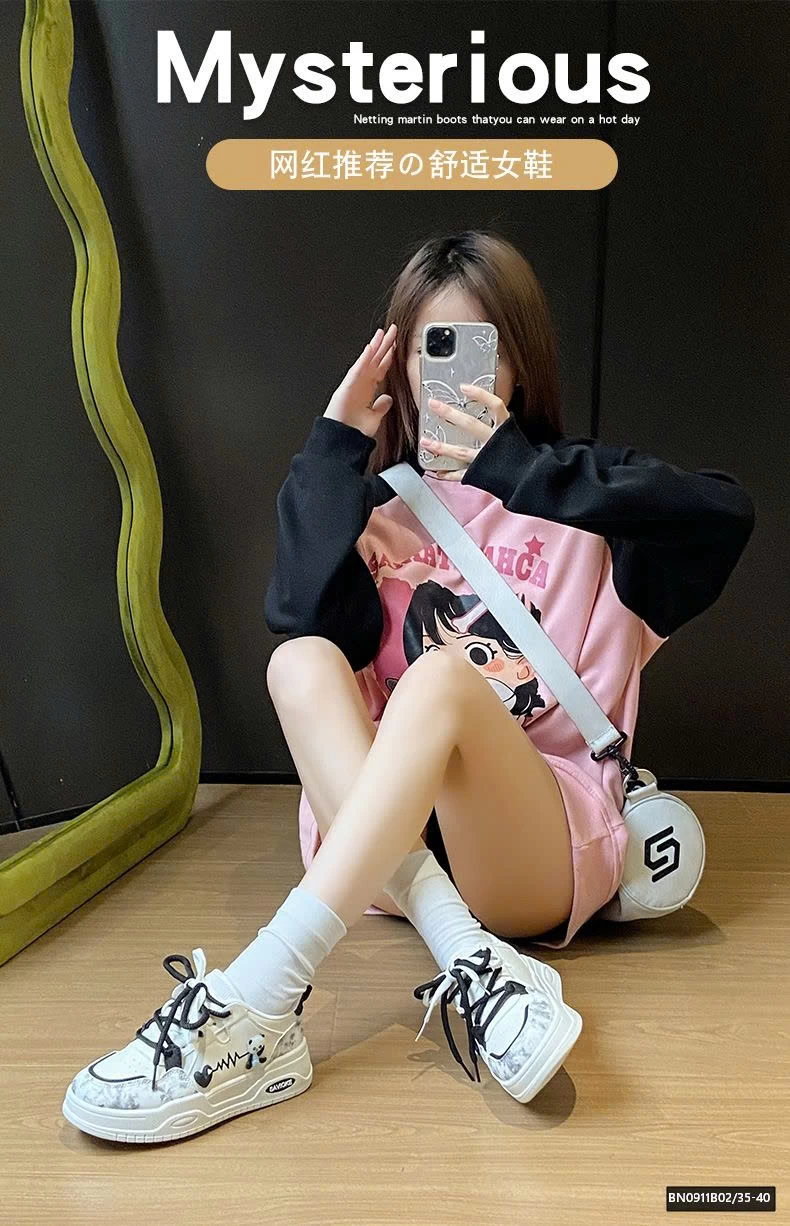 GIÀY THỂ THAO GẮN GẤU TRÚC