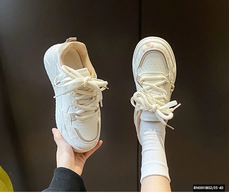 GIÀY THỂ THAO GẮN GẤU TRÚC