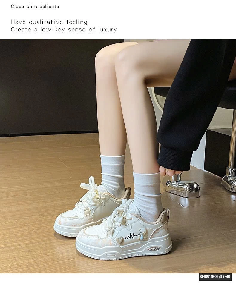 GIÀY THỂ THAO GẮN GẤU TRÚC