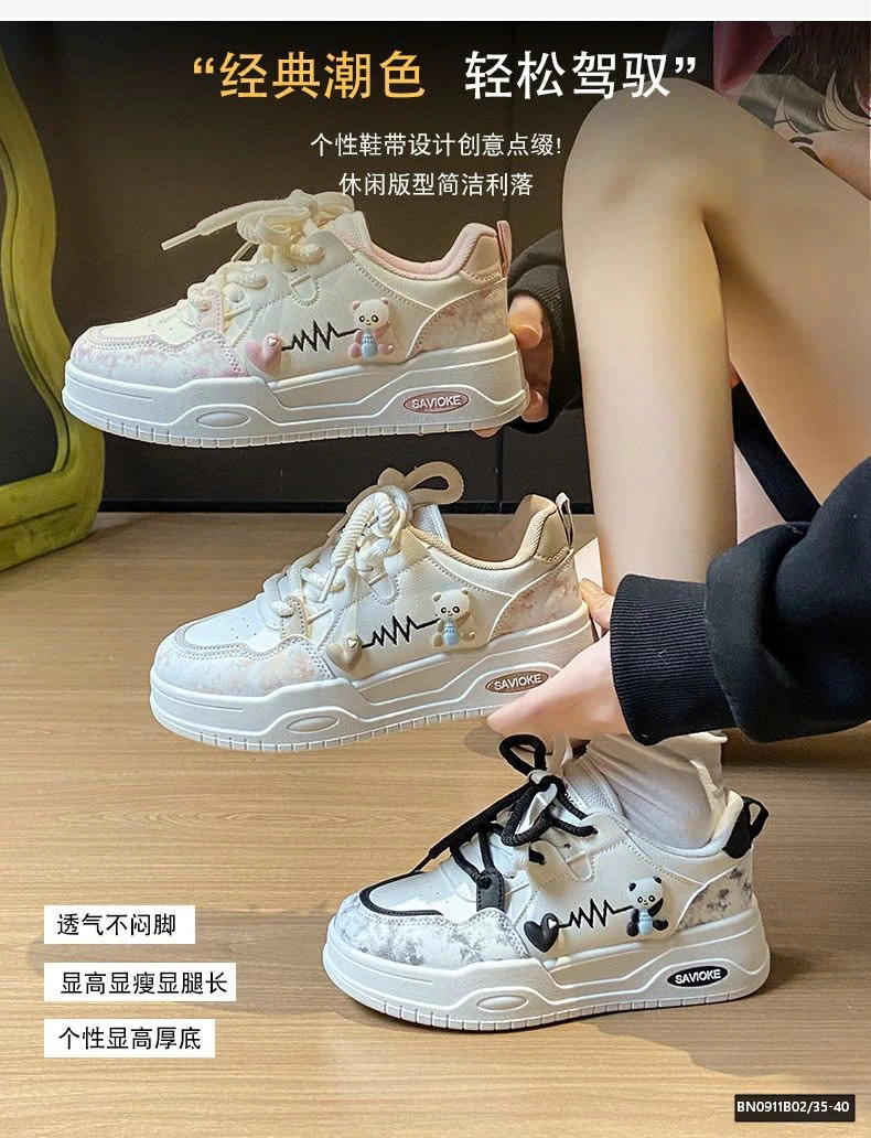 GIÀY THỂ THAO GẮN GẤU TRÚC