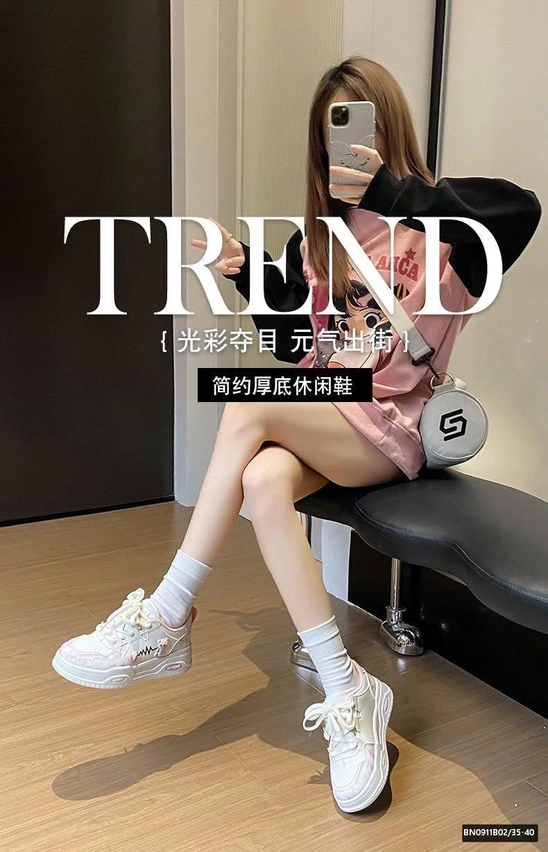 GIÀY THỂ THAO GẮN GẤU TRÚC