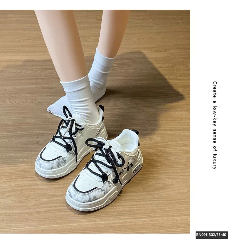 GIÀY THỂ THAO GẮN GẤU TRÚC