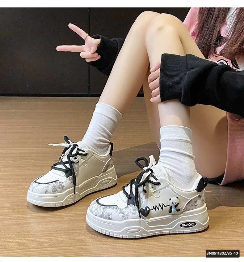 GIÀY THỂ THAO GẮN GẤU TRÚC