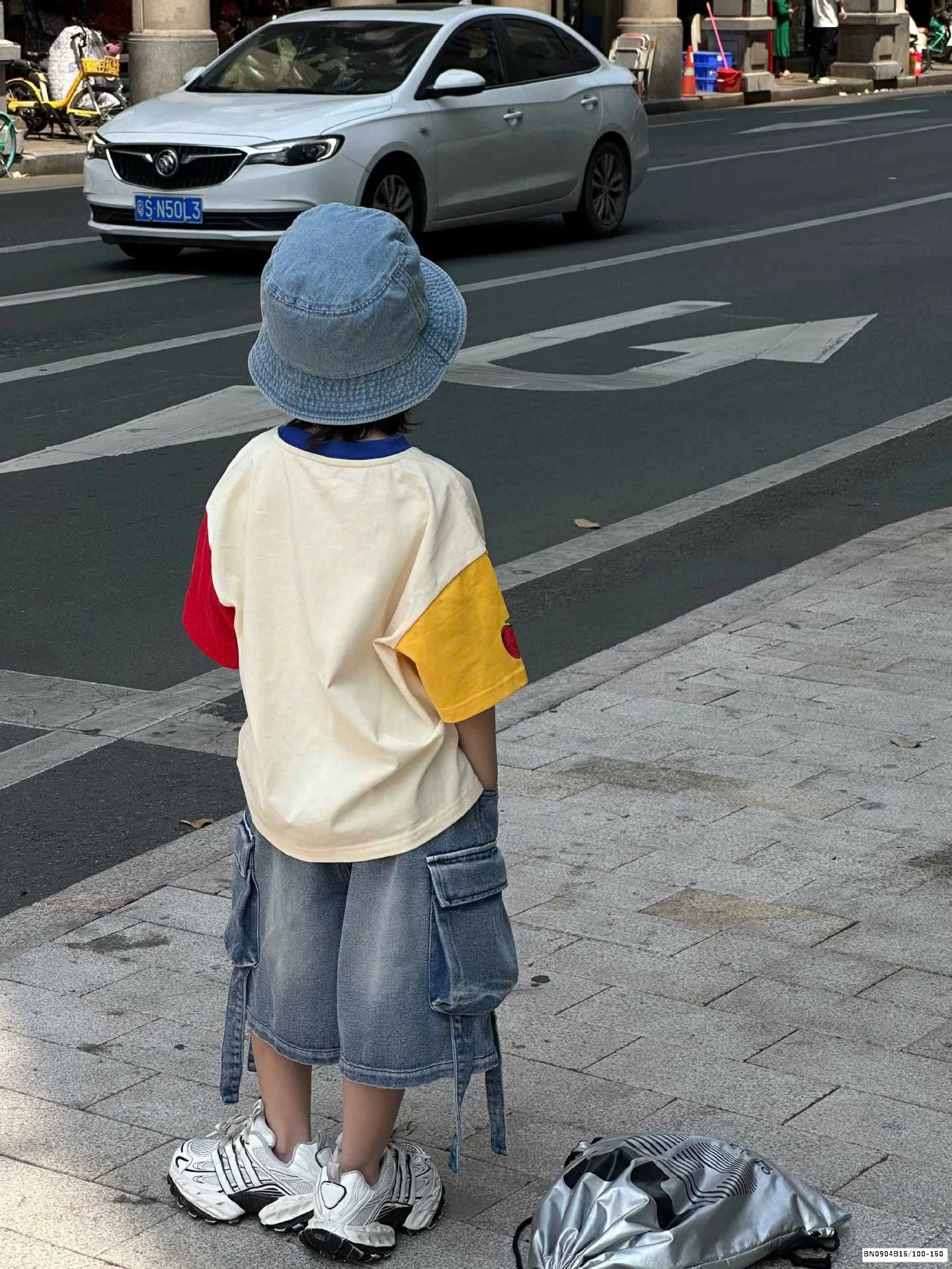 QUẦN SHORT JEAN TÚI HỘP MIX ÁO THUN HOẠT HÌNH