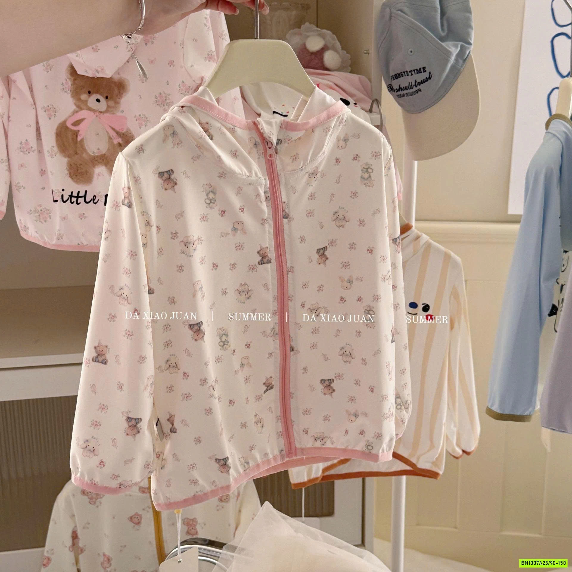 KHOÁC NẮNG DỄ THƯƠNG