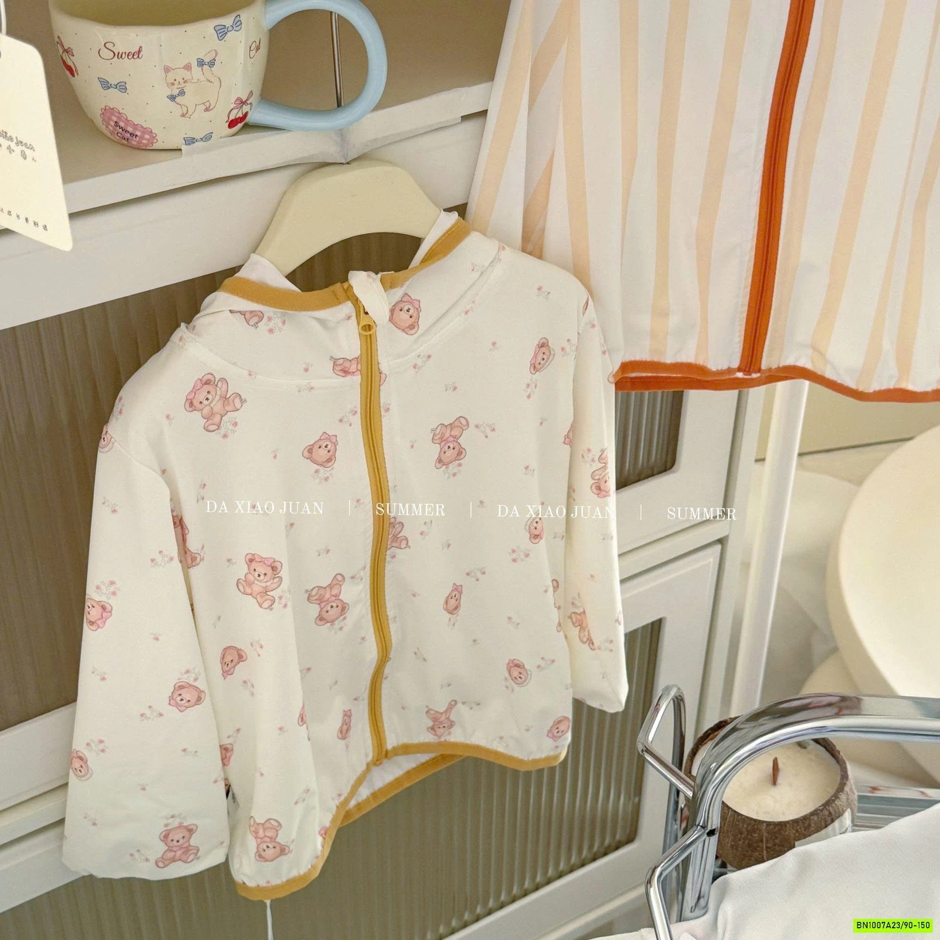 KHOÁC NẮNG DỄ THƯƠNG