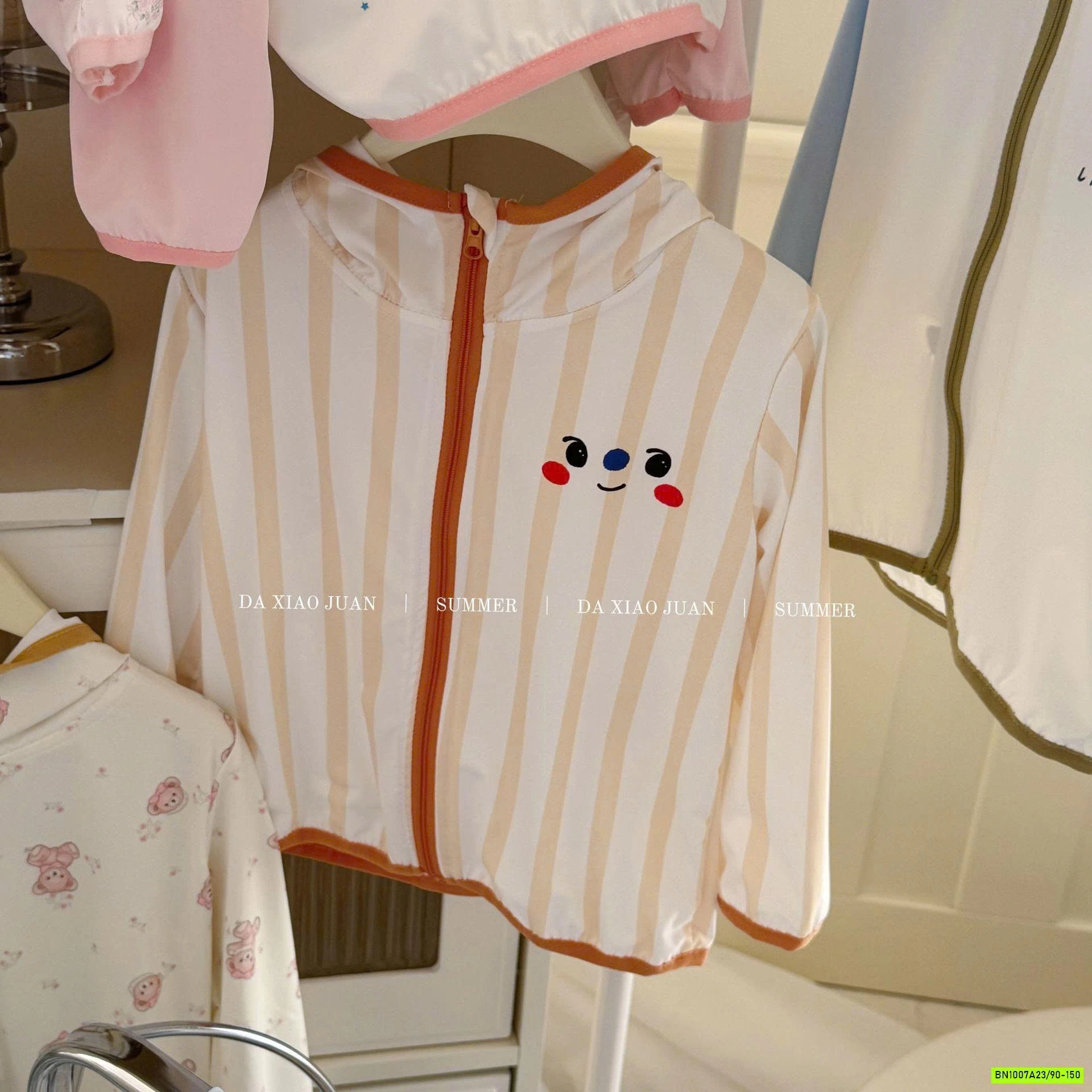 KHOÁC NẮNG DỄ THƯƠNG