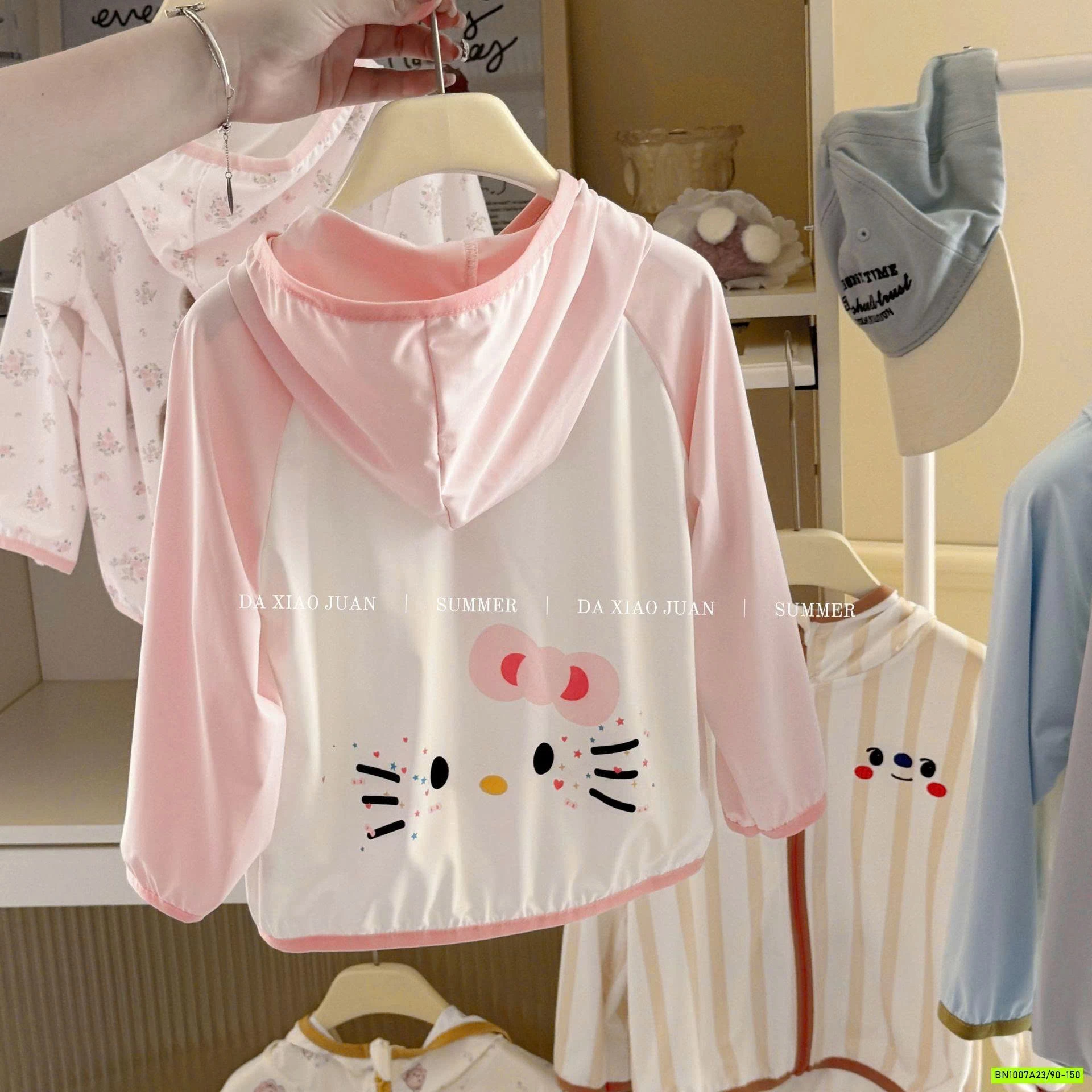 KHOÁC NẮNG DỄ THƯƠNG