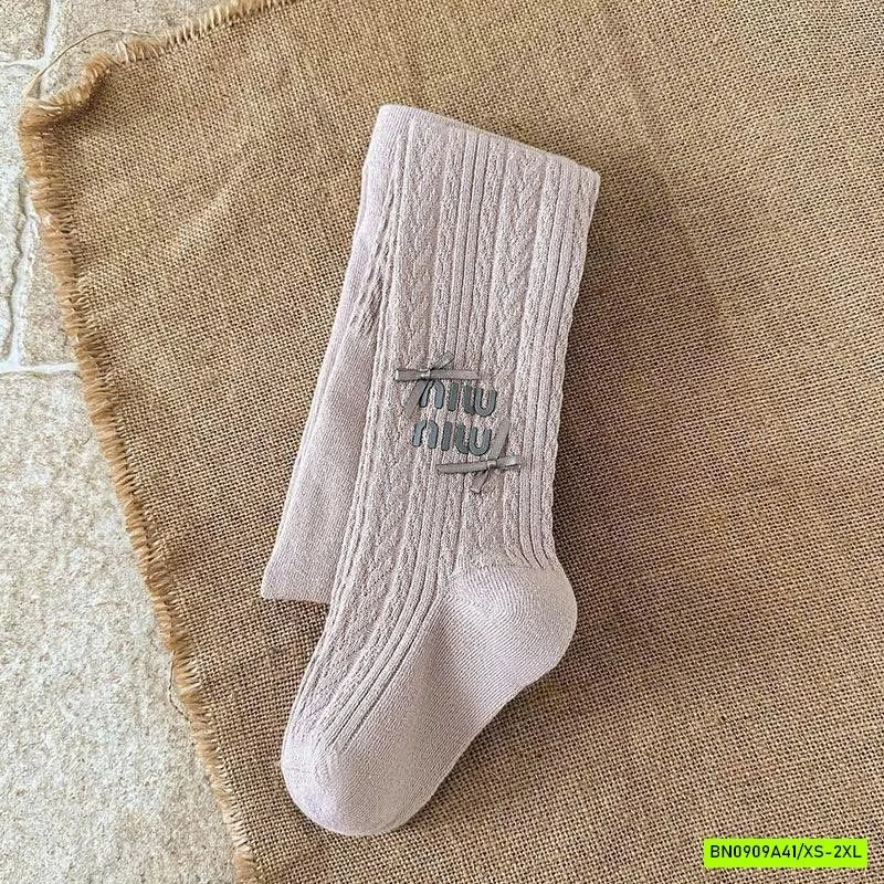 QUẦN TẤT MIU MIU GẮN NƠ