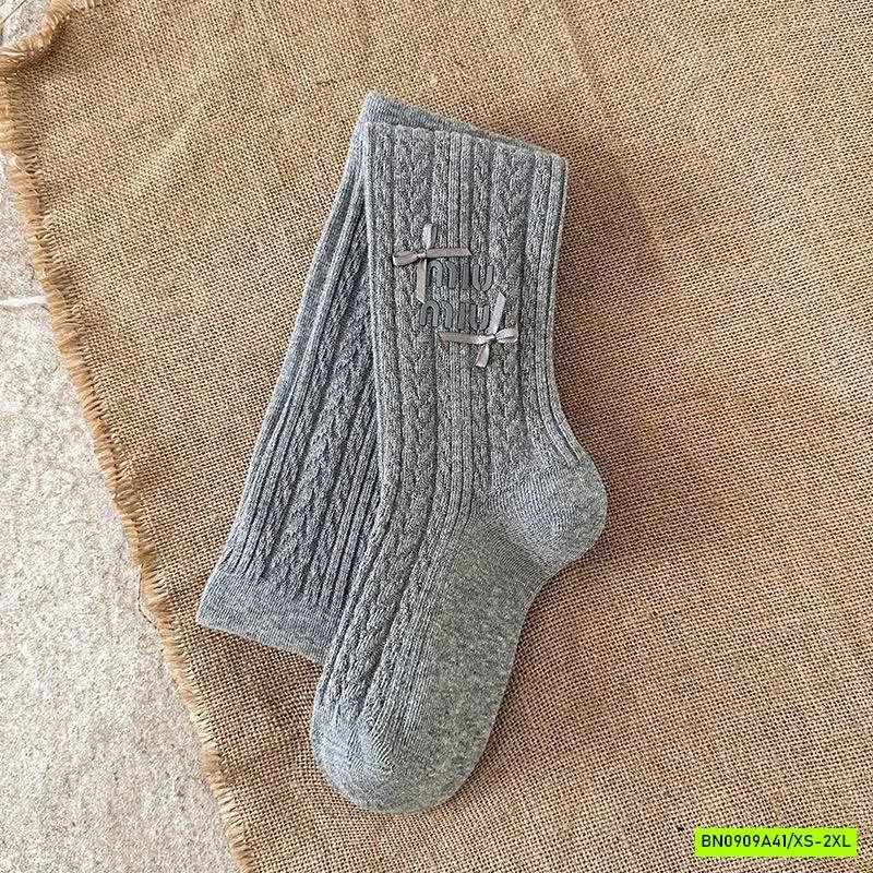 QUẦN TẤT MIU MIU GẮN NƠ