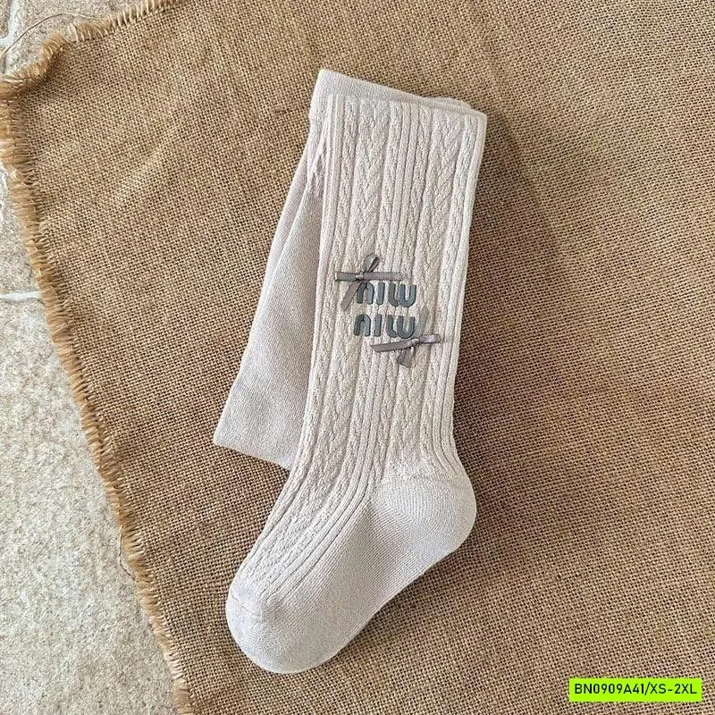 QUẦN TẤT MIU MIU GẮN NƠ