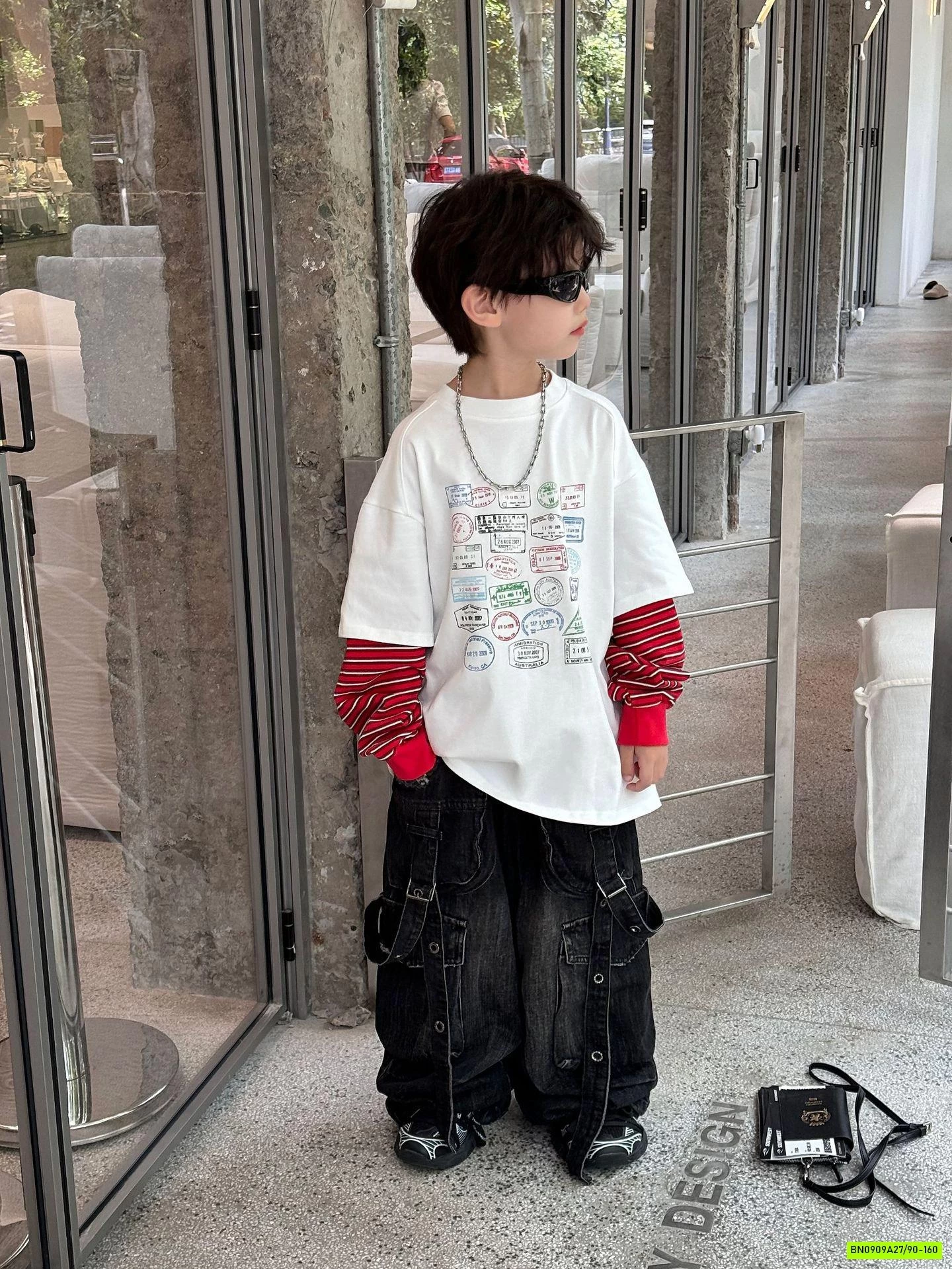 ÁO THUN IN HÌNH PHỐI TAY KẺ ĐỎ