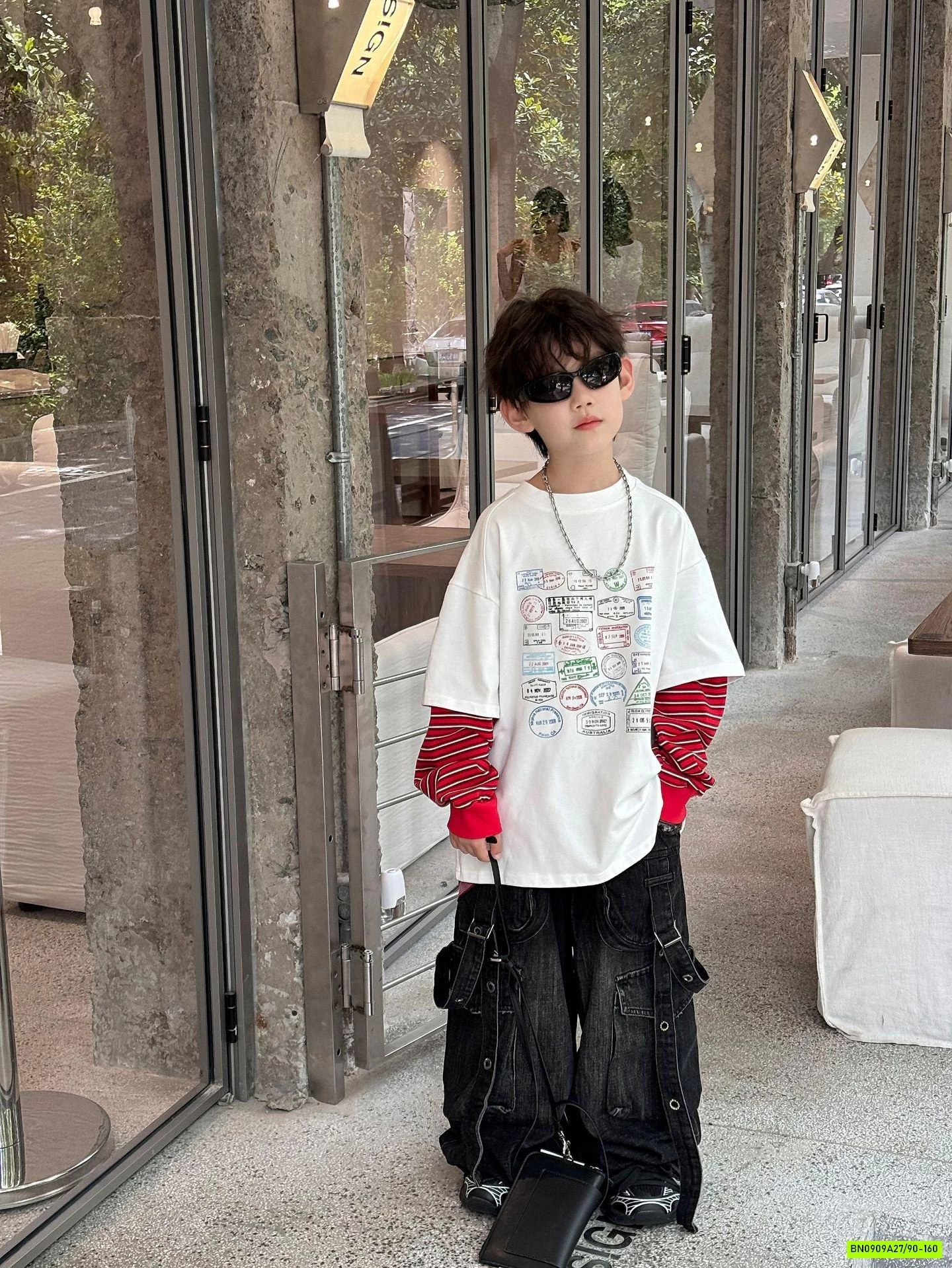 ÁO THUN IN HÌNH PHỐI TAY KẺ ĐỎ