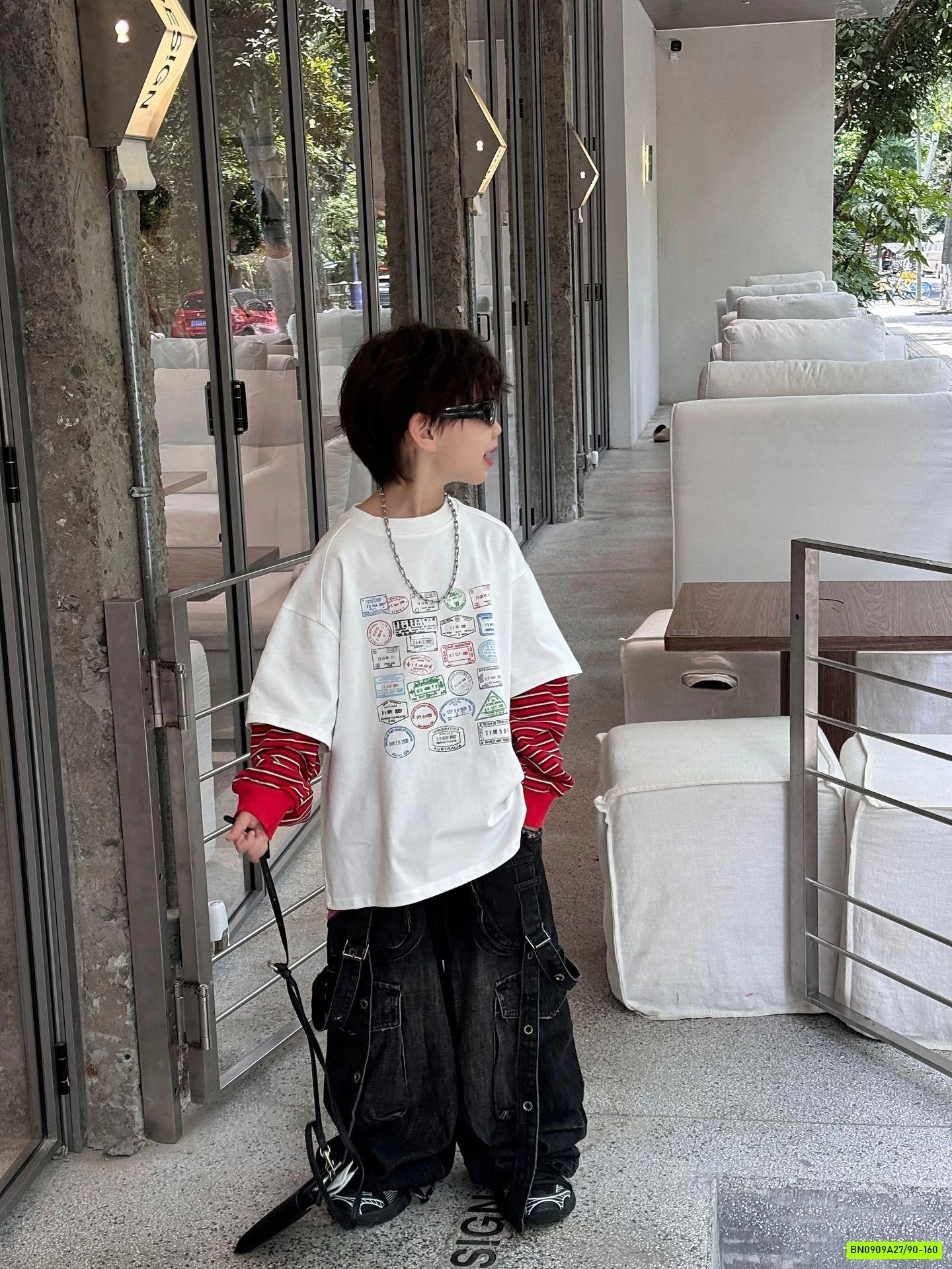 ÁO THUN IN HÌNH PHỐI TAY KẺ ĐỎ