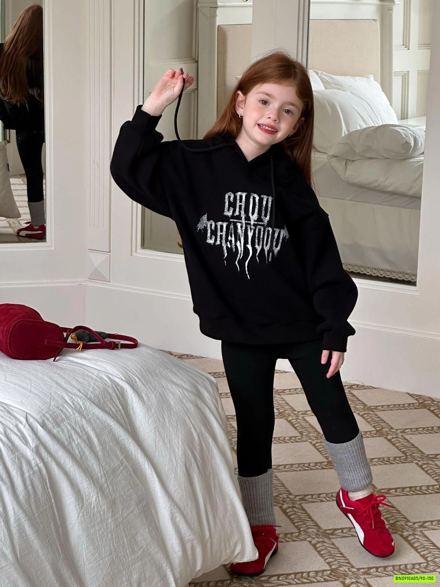 HOODIE ĐEN TAI NHỌN LANMOMO