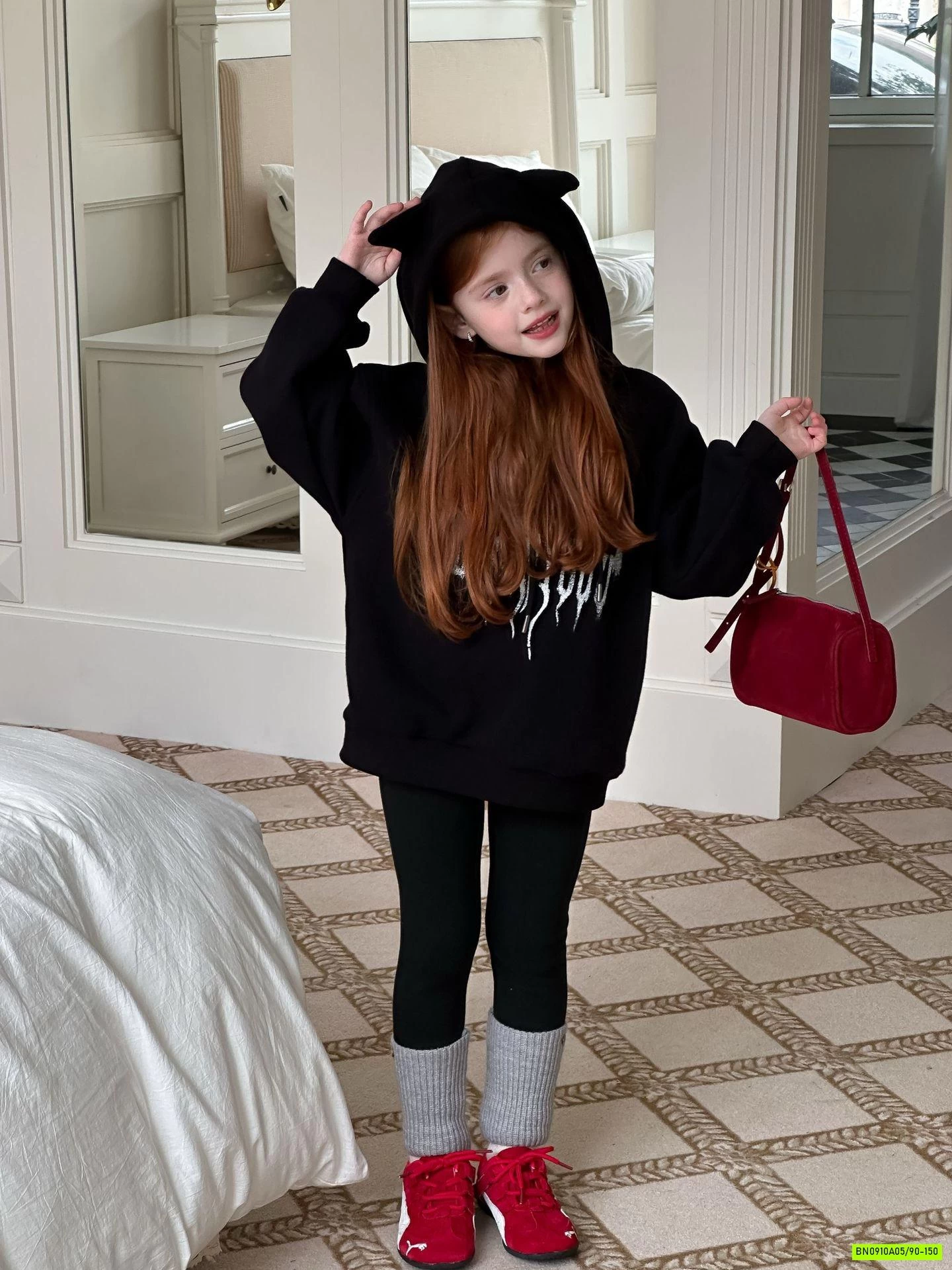 HOODIE ĐEN TAI NHỌN LANMOMO