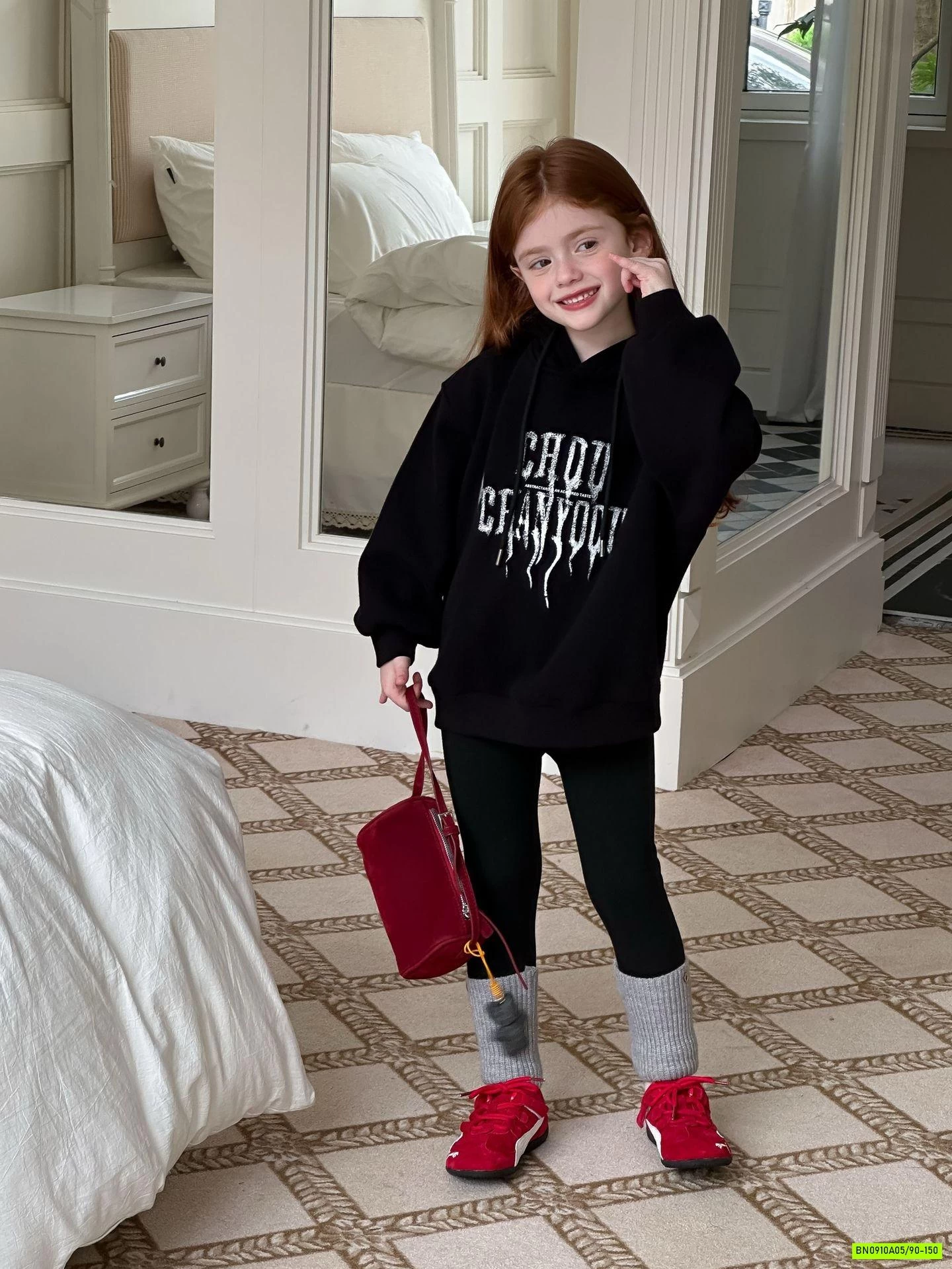 HOODIE ĐEN TAI NHỌN LANMOMO