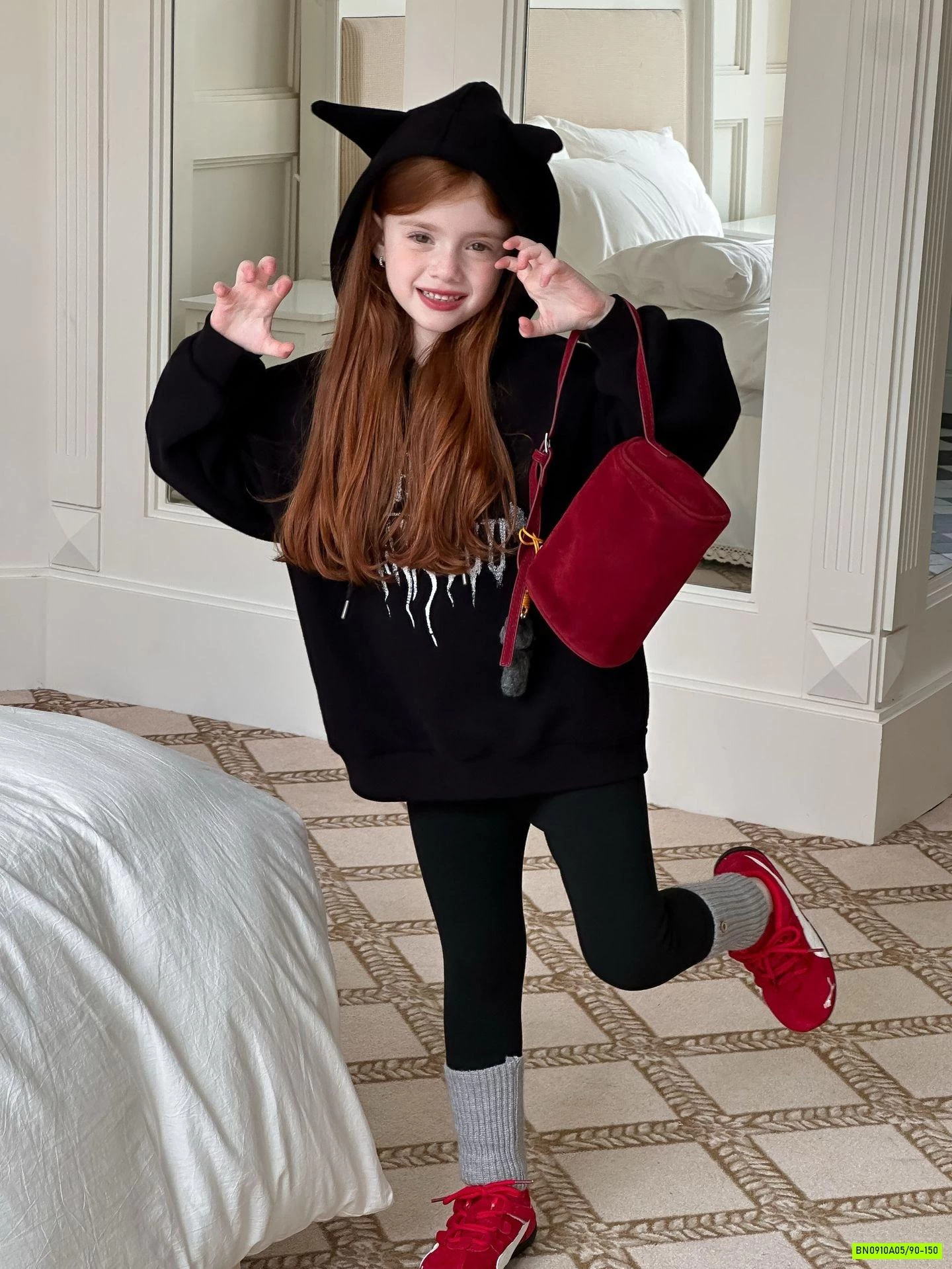 HOODIE ĐEN TAI NHỌN LANMOMO