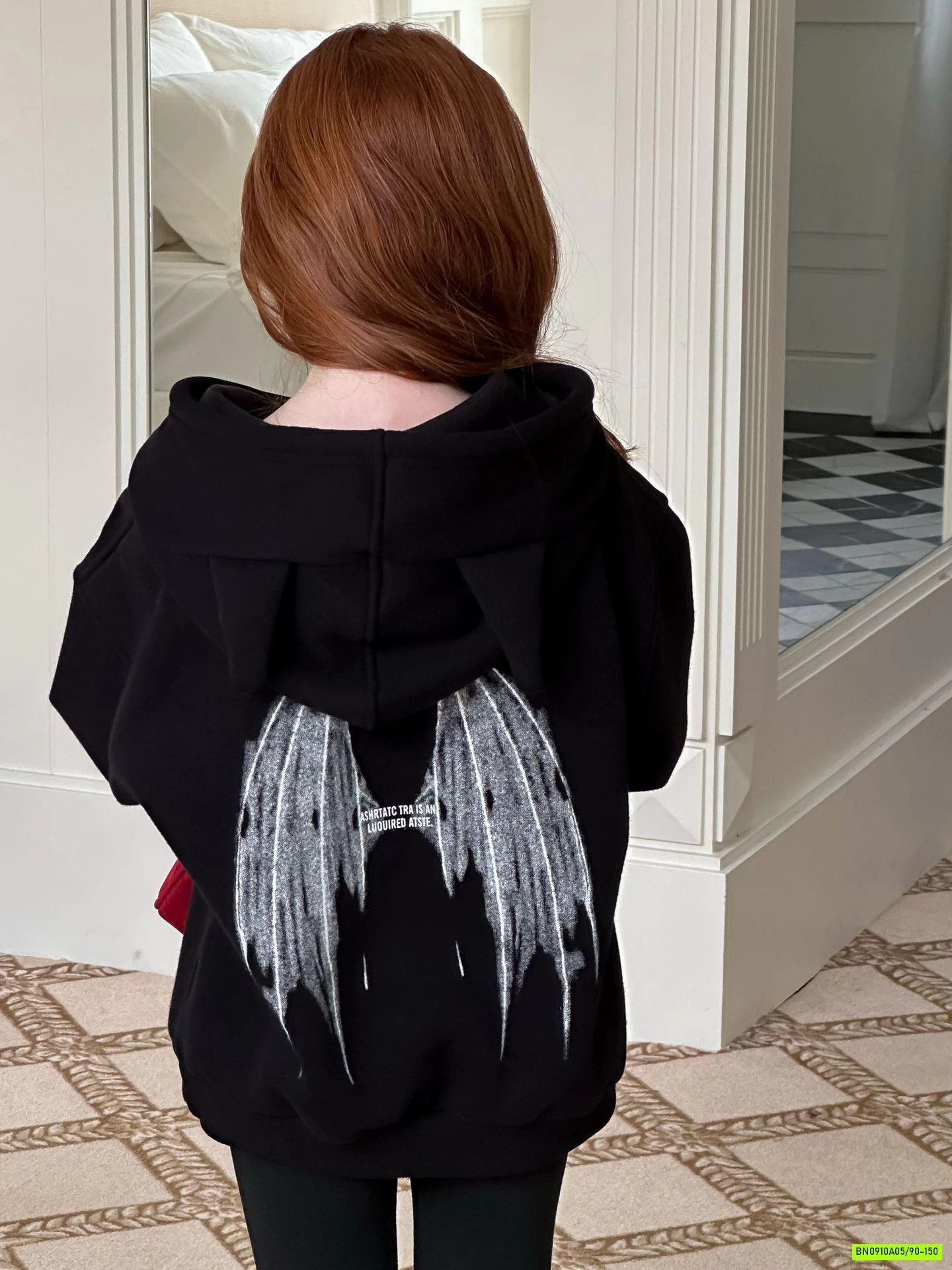 HOODIE ĐEN TAI NHỌN LANMOMO