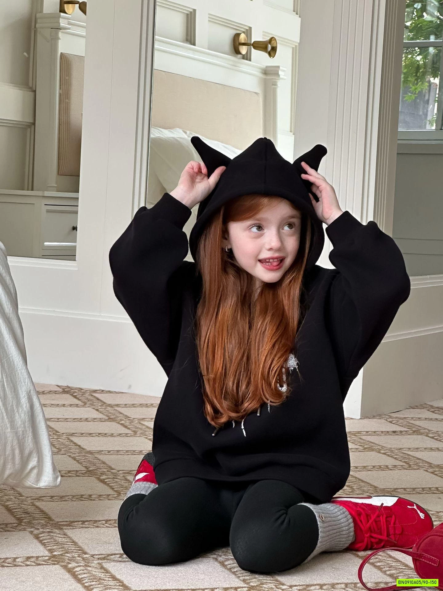 HOODIE ĐEN TAI NHỌN LANMOMO