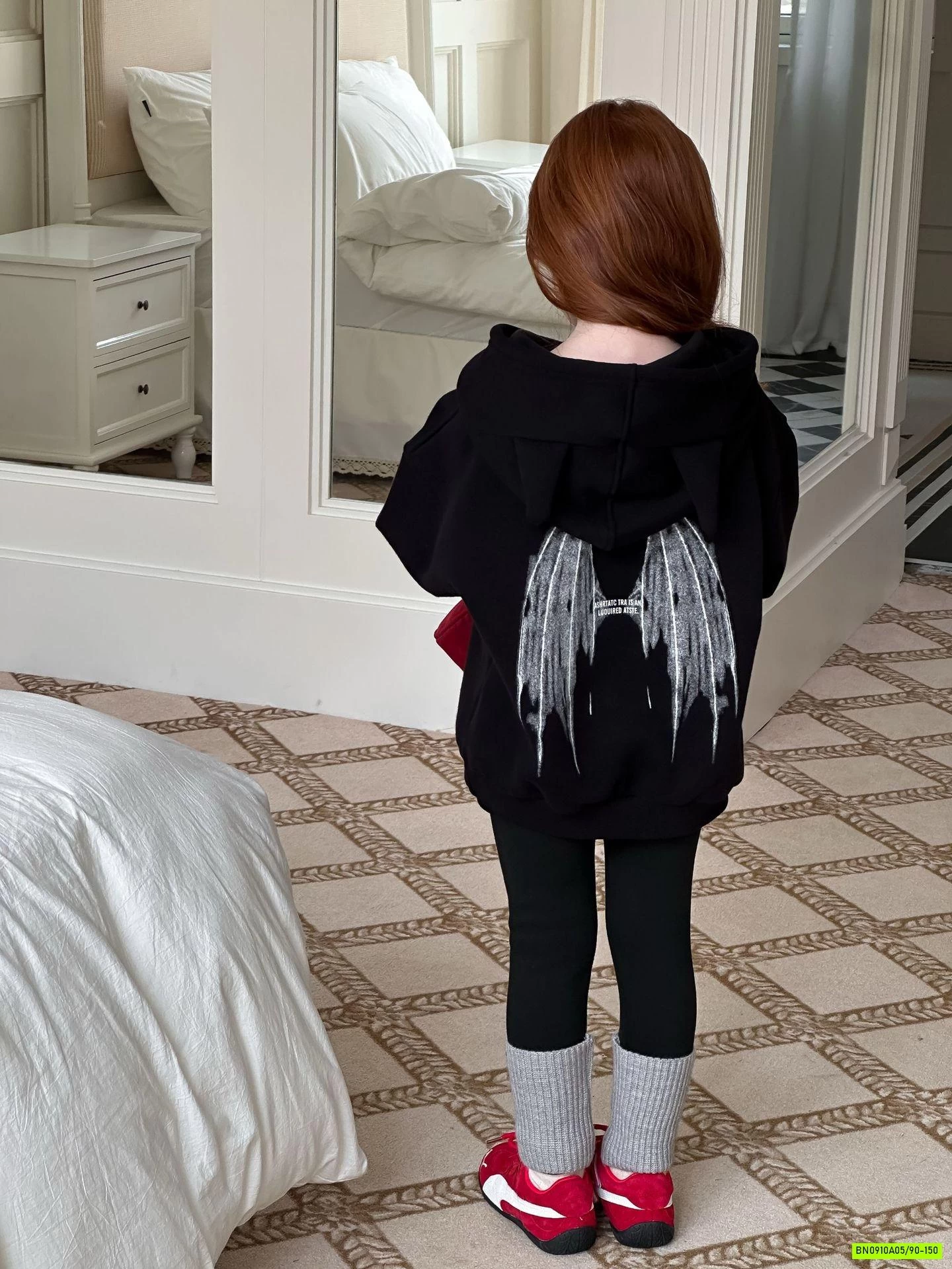 HOODIE ĐEN TAI NHỌN LANMOMO