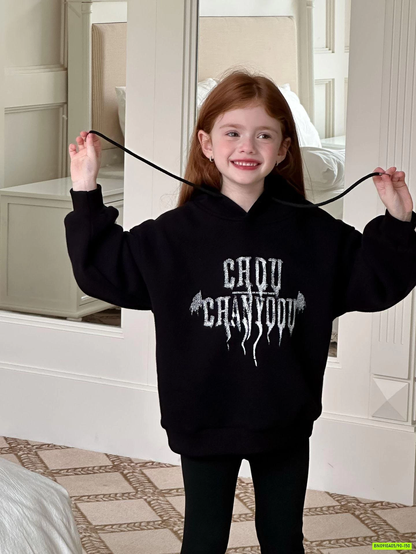 HOODIE ĐEN TAI NHỌN LANMOMO