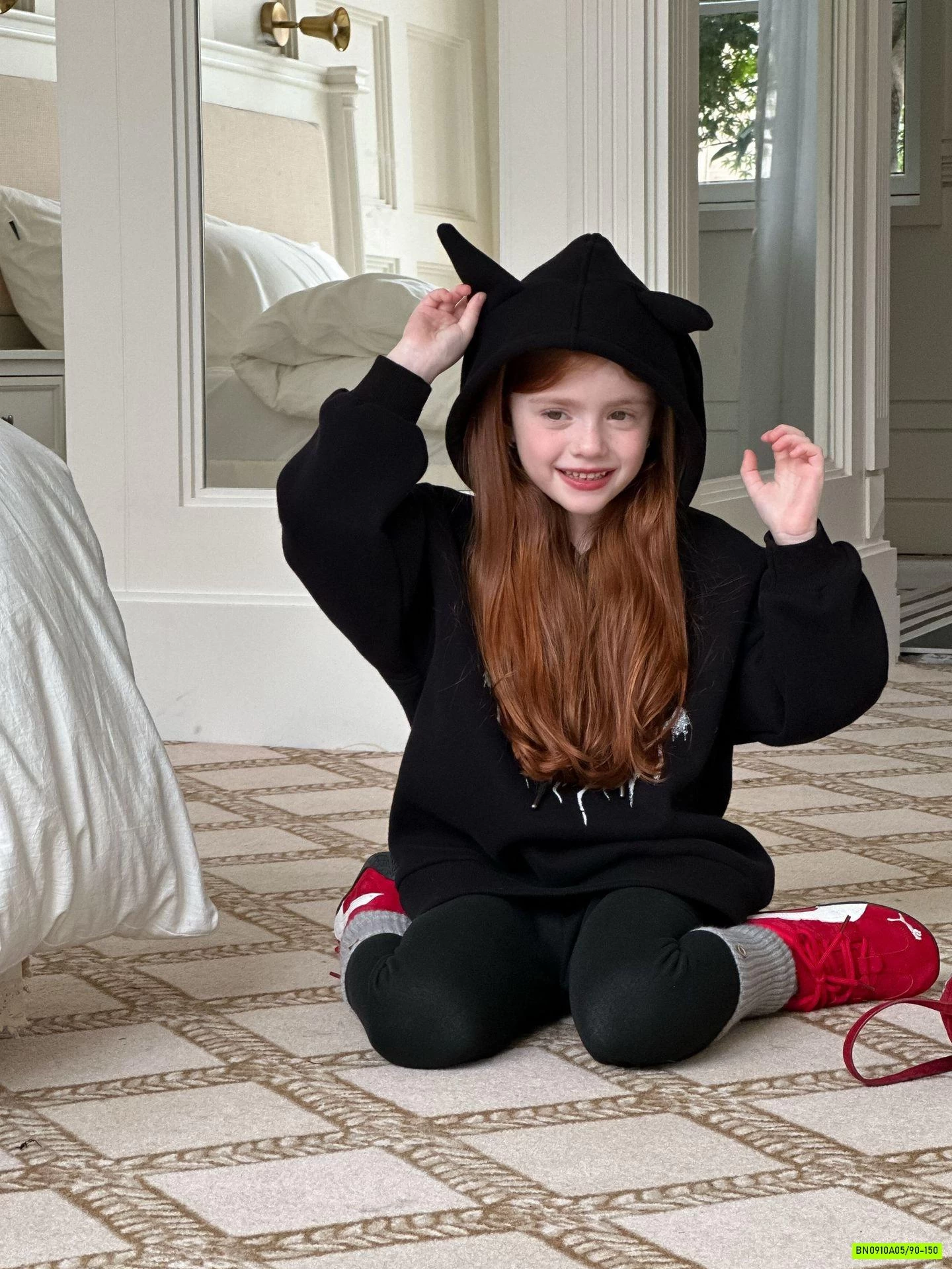 HOODIE ĐEN TAI NHỌN LANMOMO