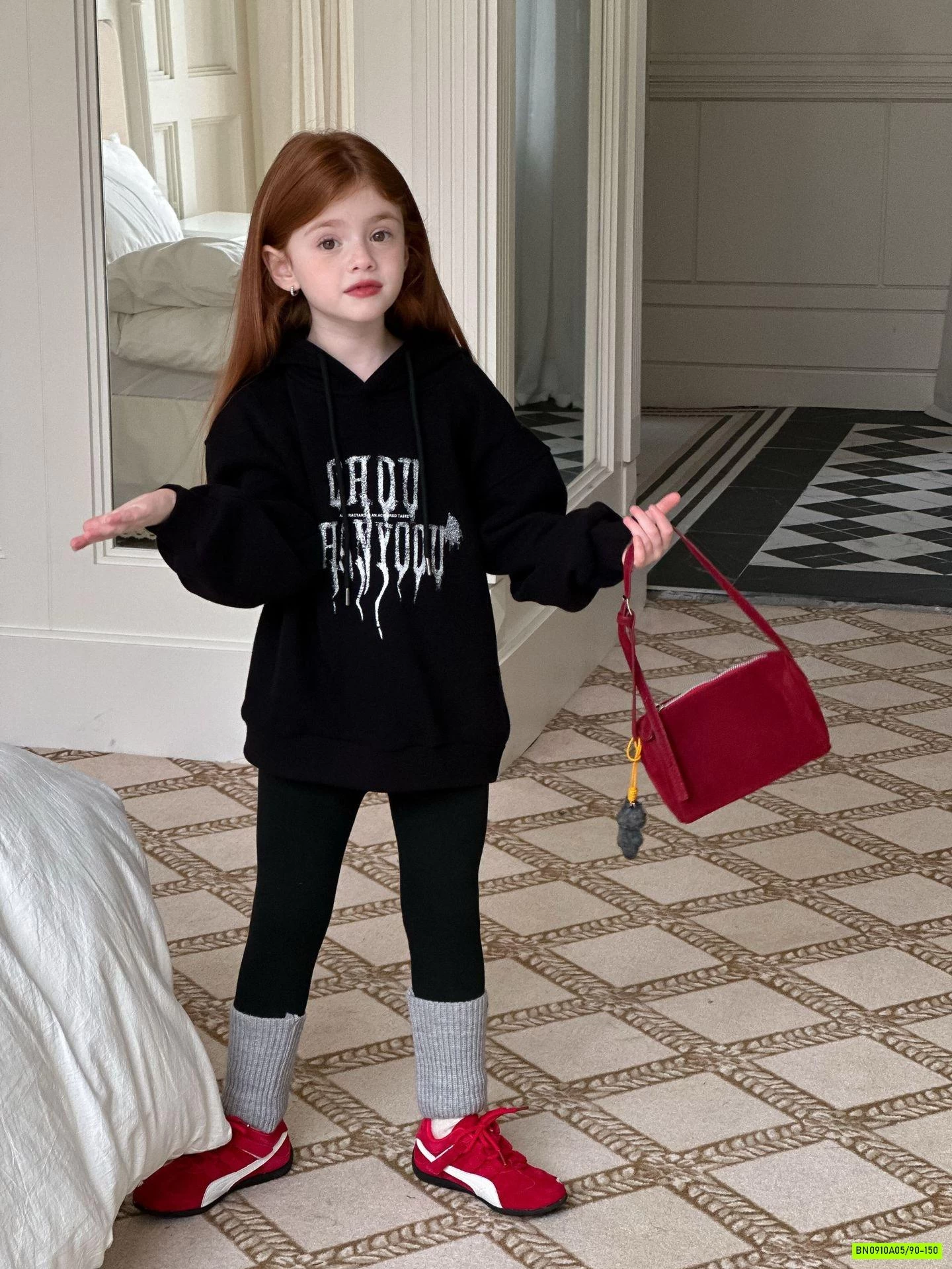 HOODIE ĐEN TAI NHỌN LANMOMO