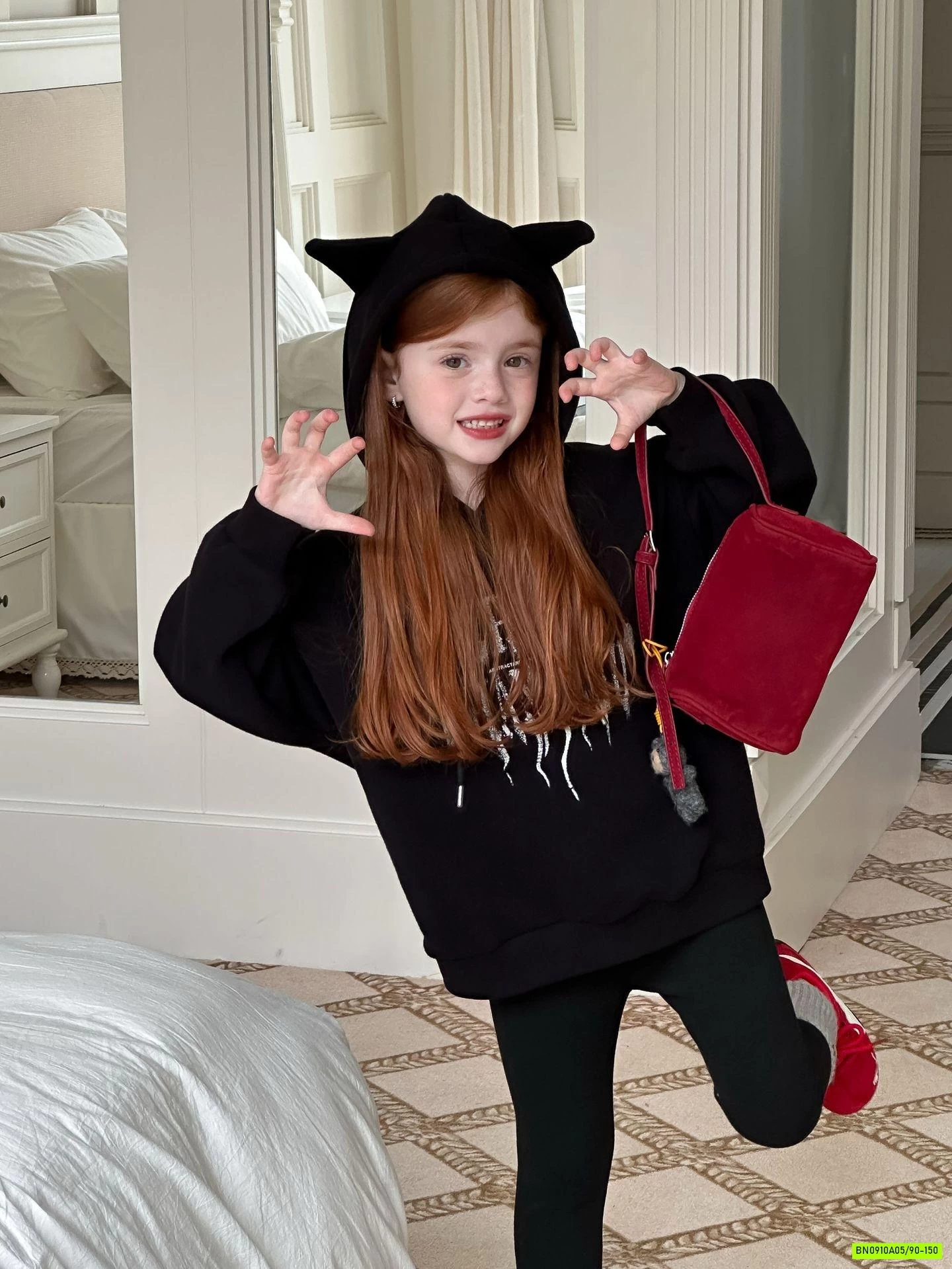 HOODIE ĐEN TAI NHỌN LANMOMO