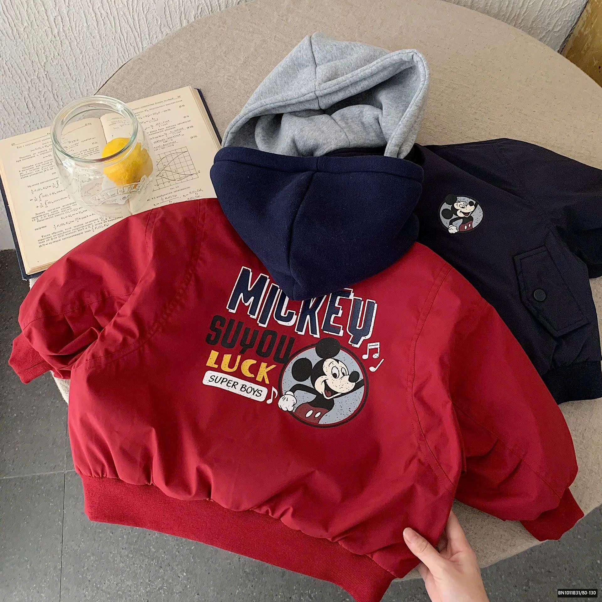 ÁO KHOÁC GIÓ TRẦN TRÃM MICKEY MŨ NỈ