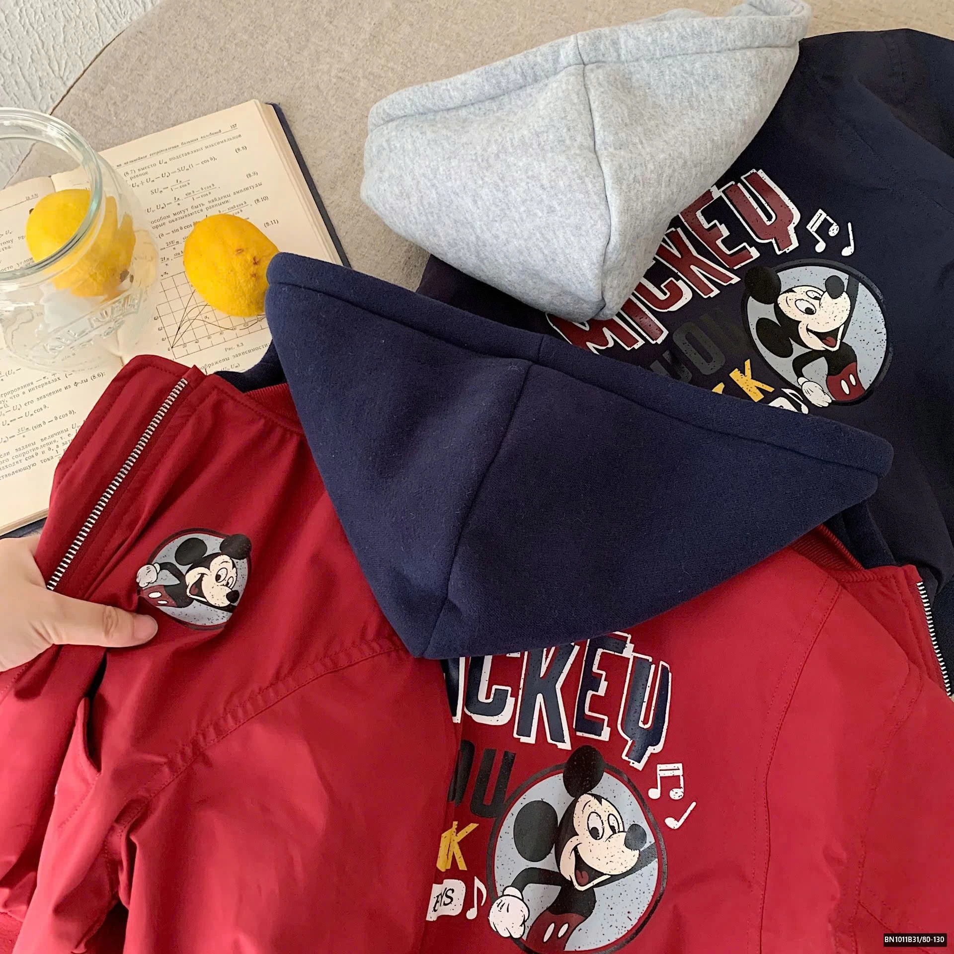 ÁO KHOÁC GIÓ TRẦN TRÃM MICKEY MŨ NỈ