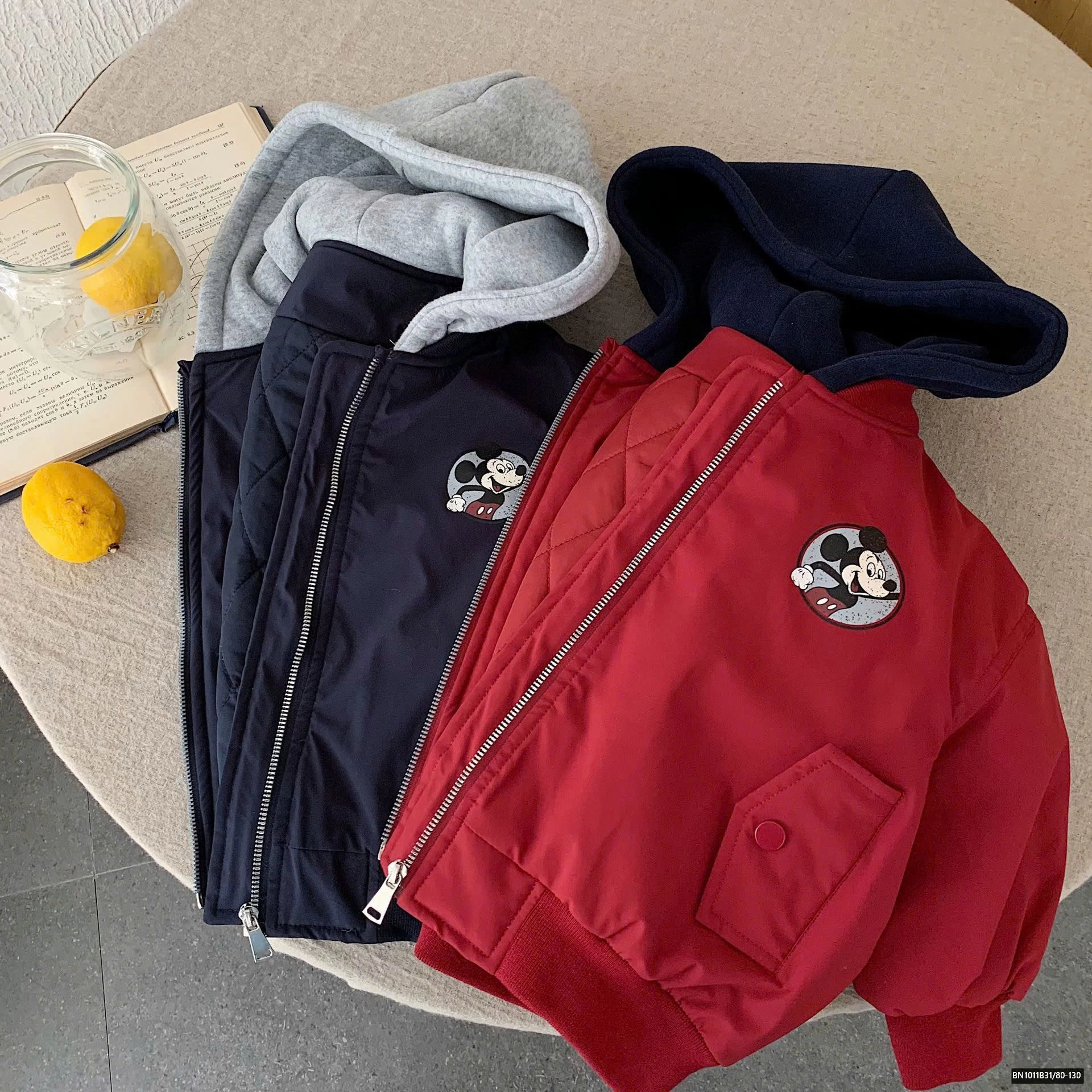 ÁO KHOÁC GIÓ TRẦN TRÃM MICKEY MŨ NỈ