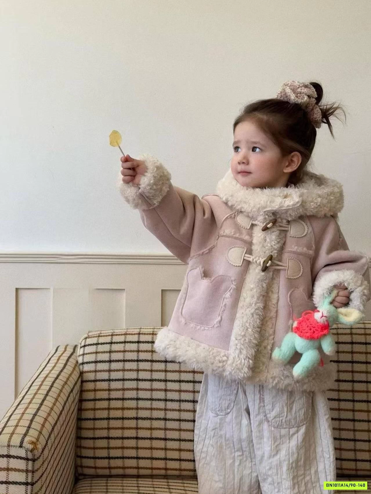 KHOÁC DA LỘN HỒNG CÚC GỖ