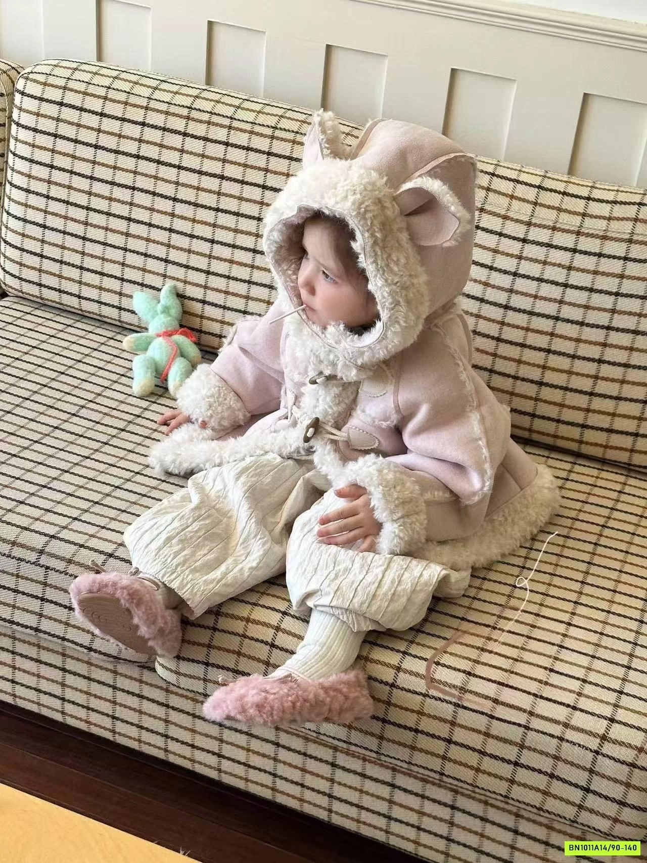 KHOÁC DA LỘN HỒNG CÚC GỖ