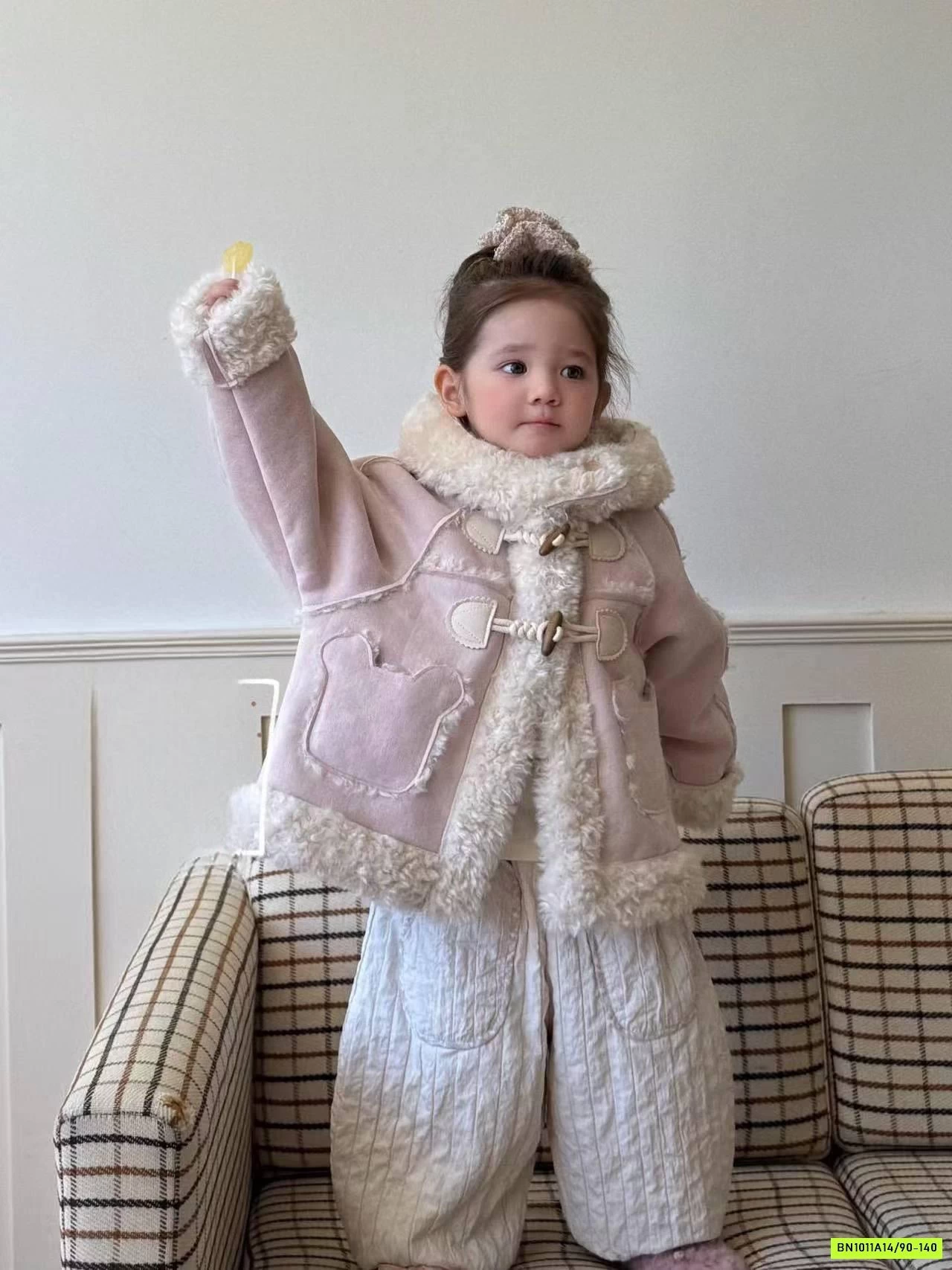 KHOÁC DA LỘN HỒNG CÚC GỖ