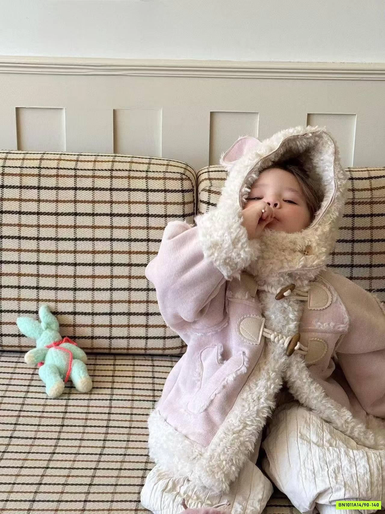 KHOÁC DA LỘN HỒNG CÚC GỖ